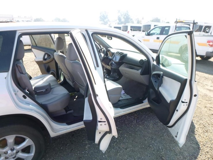 2014-toyota-rav4-image-19