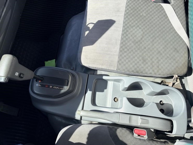 2015-isuzu-nrr-image-18