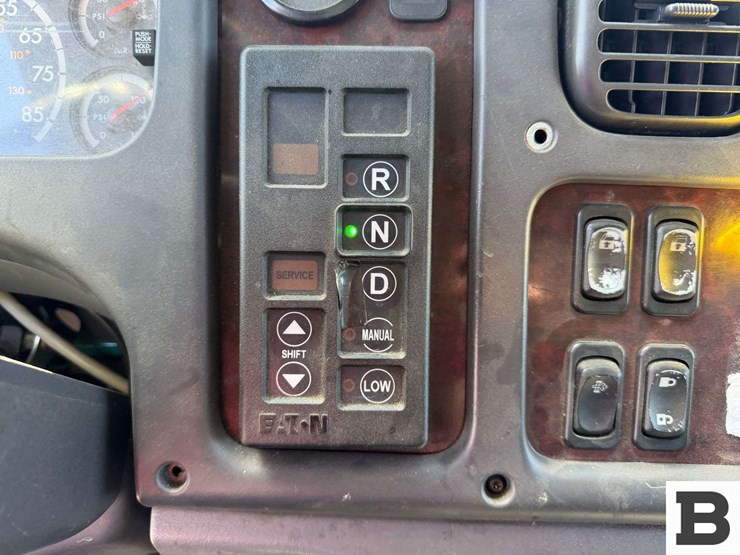 2009-freightliner-m2-box-van-truck-image-62