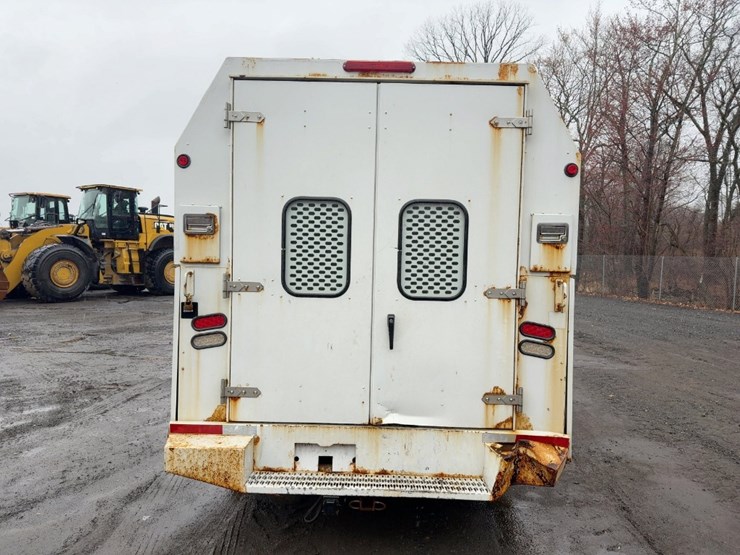 2011-ford-e350-image-4