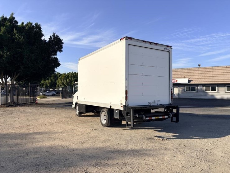 2015-isuzu-npr-image-4