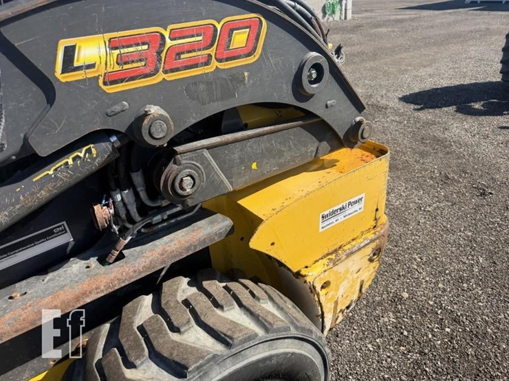 new-holland-l220-image-12