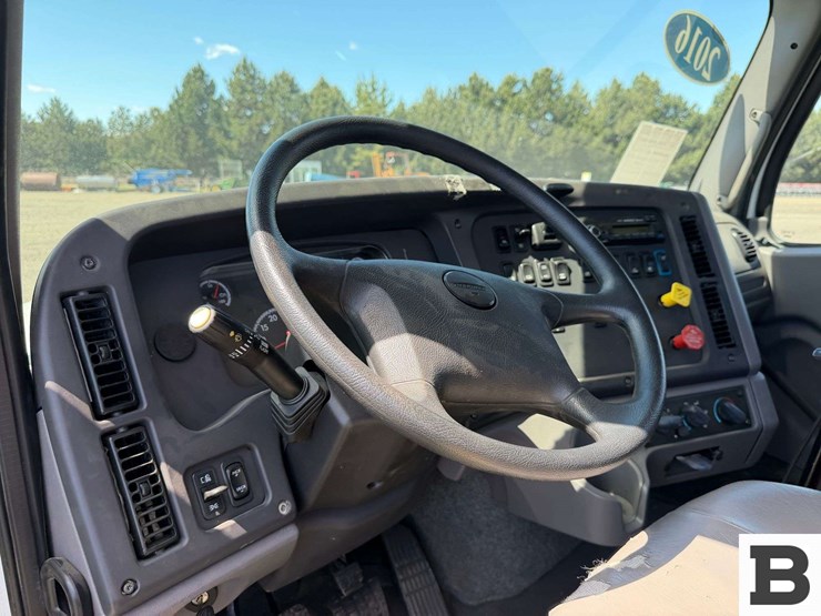 2016-freightliner-m2-bobtail-tractor-truck-image-44