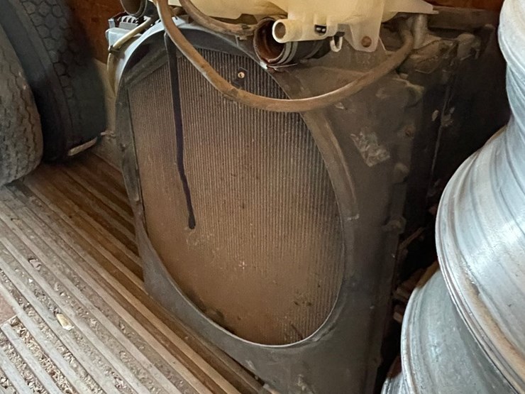 #10414-•-radiator-from-1999-volvo-vnl-truck-image-2