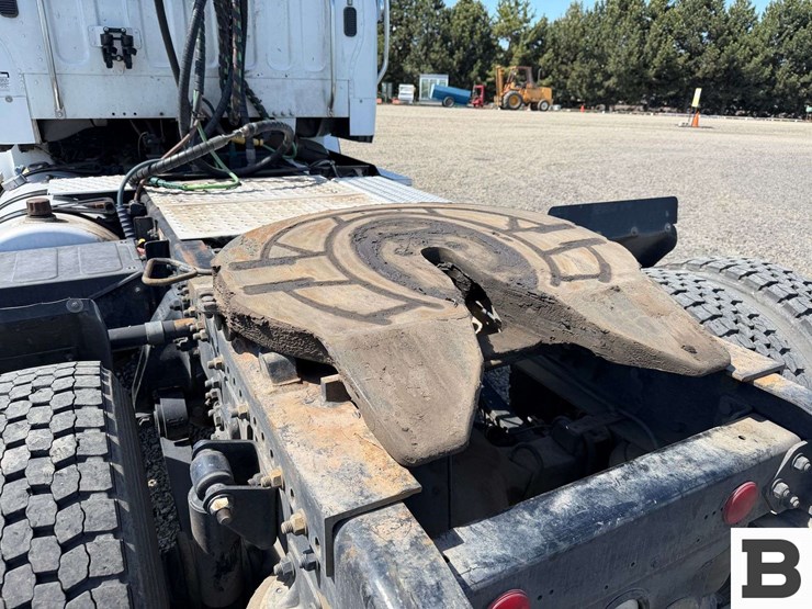 2016-freightliner-m2-bobtail-tractor-truck-image-24