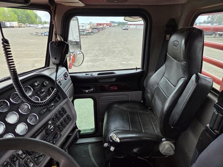 2016-peterbilt-367-image-12