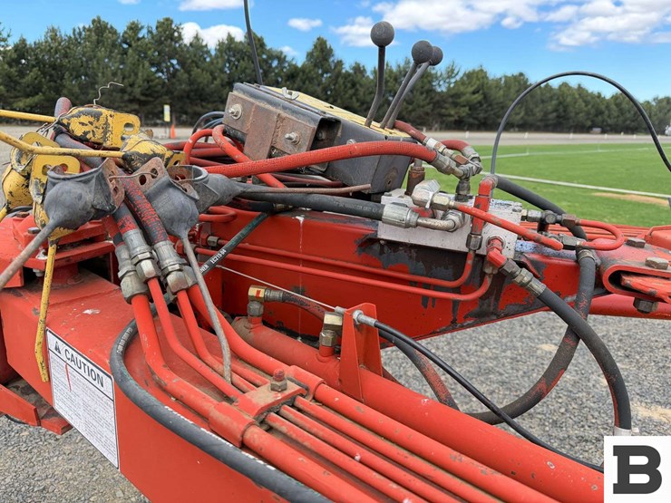 new-holland-216-image-12