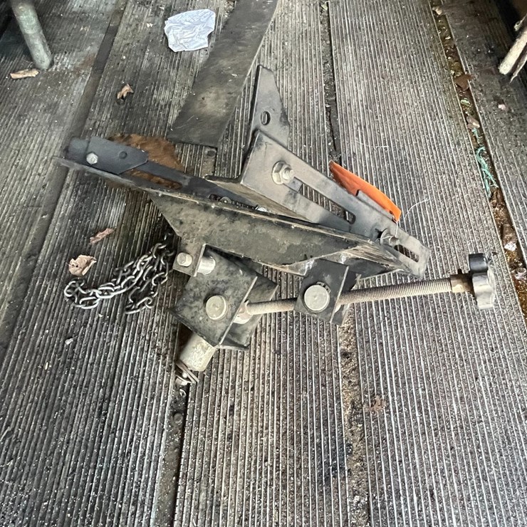 #10394 • Transmission Floor Jack Attachment