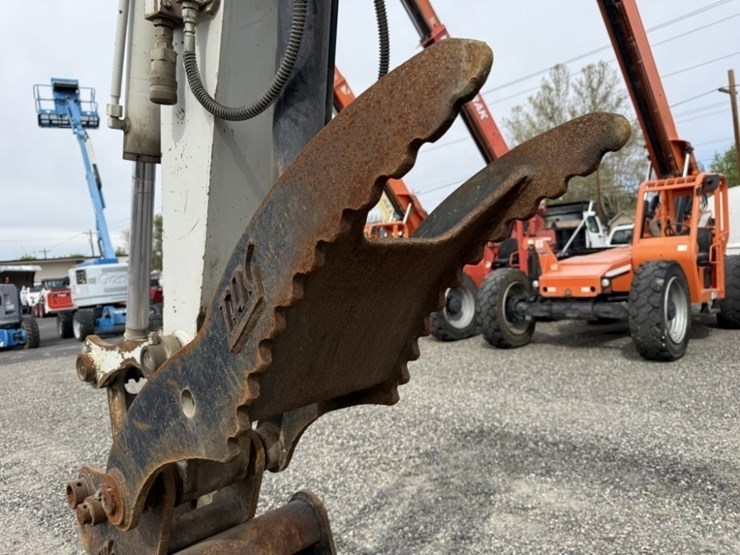 2016-takeuchi-tb280fr-image-17