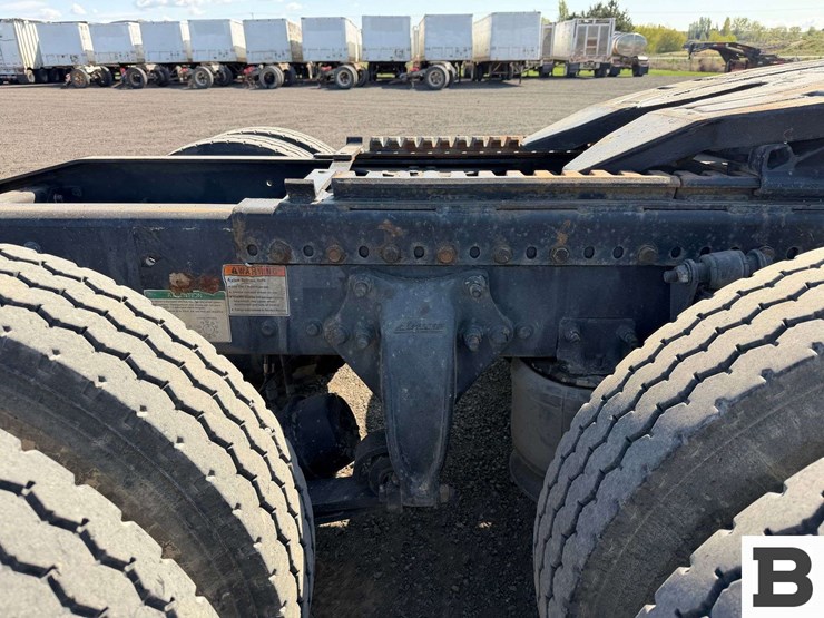 2012-freightliner-coronado-sd-tractor-truck-image-39