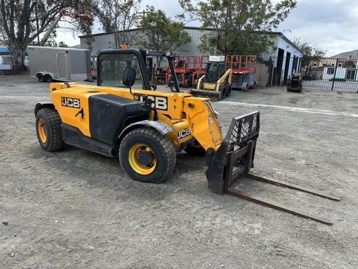 2015-jcb-525-image-2