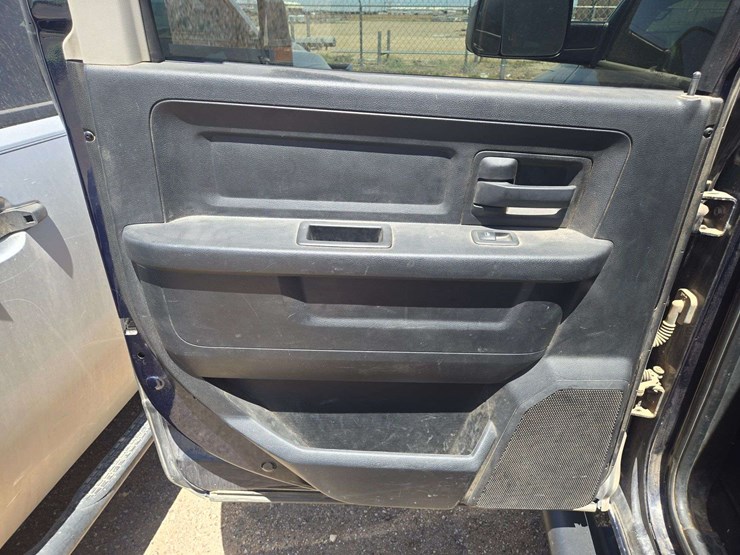 2016-ram-2500-tradesman-crew-cab-/-lwb-4d-image-10