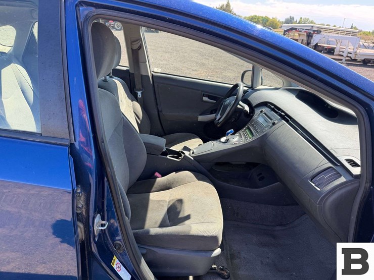 2011-toyota-prius-hatchback-image-23