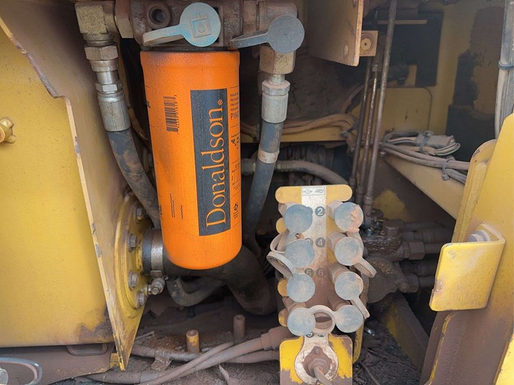 2004-caterpillar-d4g-xl-image-22