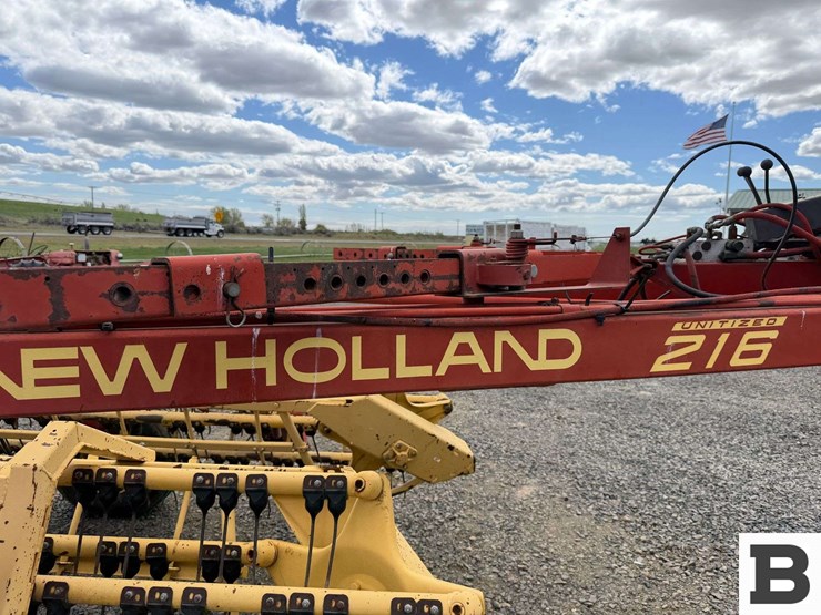 new-holland-216-image-32