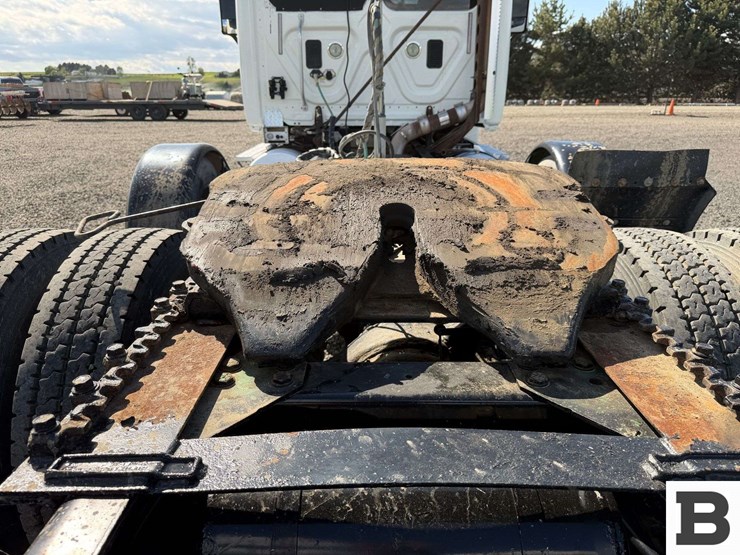 2012-freightliner-cascadia-125-image-32