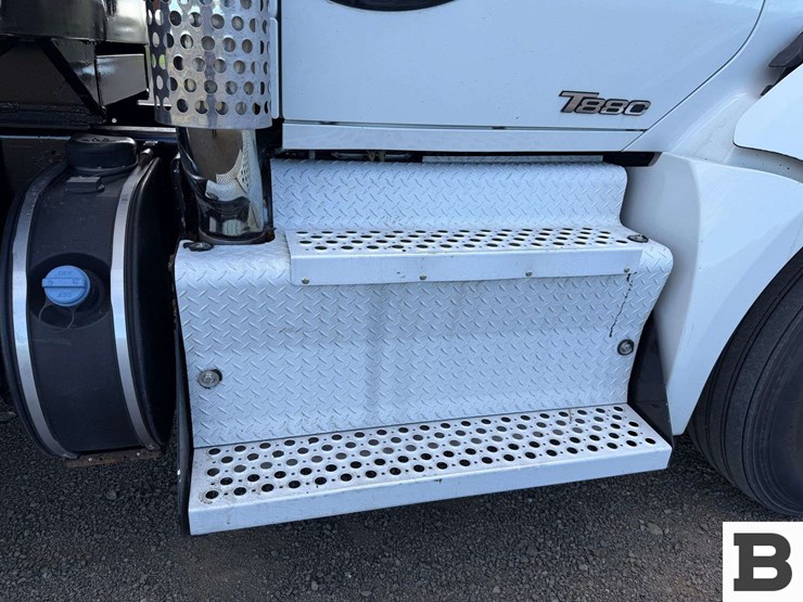 2017-kenworth-t880-image-38