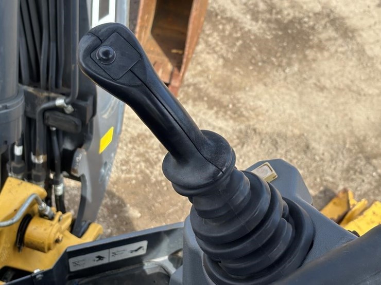 2019-deere-310l-ep-image-44