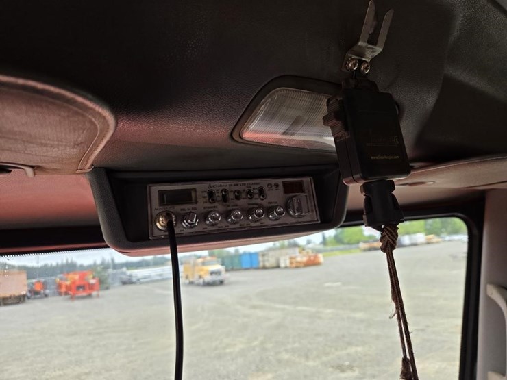 2016-peterbilt-367-image-15