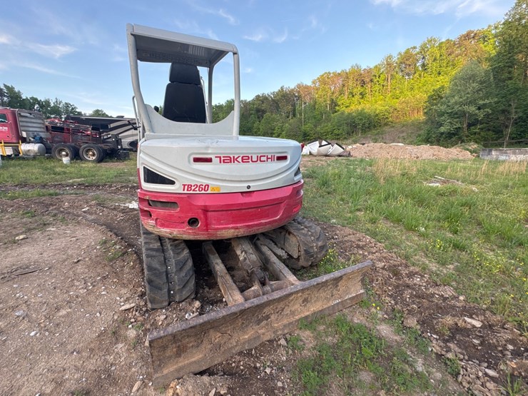 takeuchi-tb260-image-3