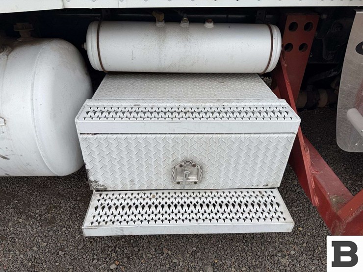 2013-peterbilt-388-image-40