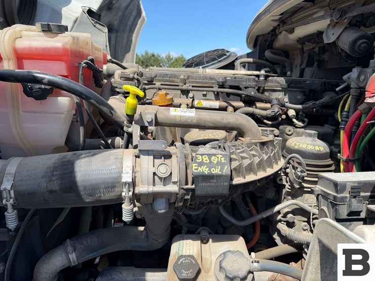 2016-freightliner-m2-bobtail-tractor-truck-image-35