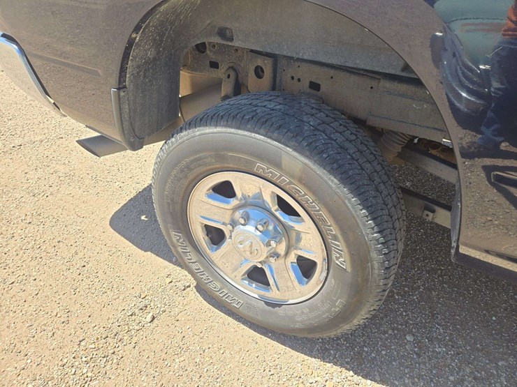 2016-ram-2500-tradesman-crew-cab-/-lwb-4d-image-9