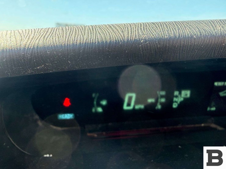 2011-toyota-prius-hatchback-image-29