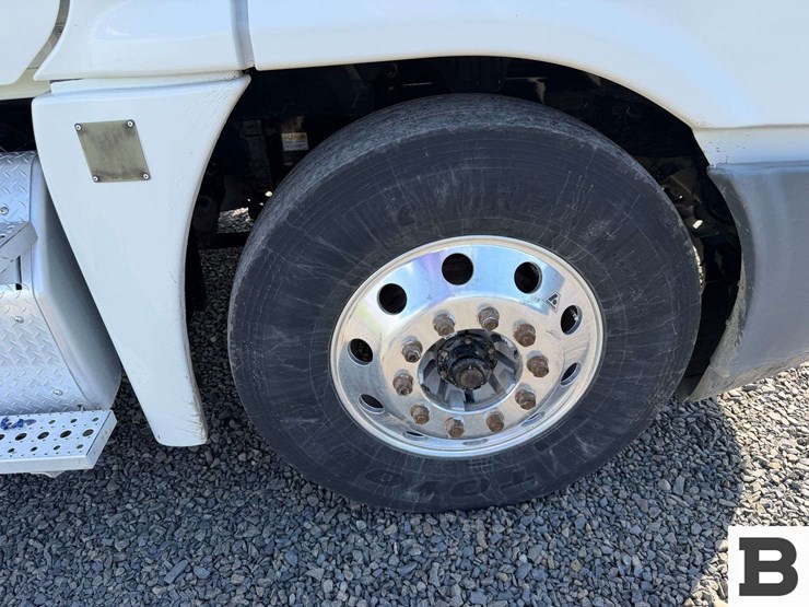 2012-freightliner-cascadia-125-image-42