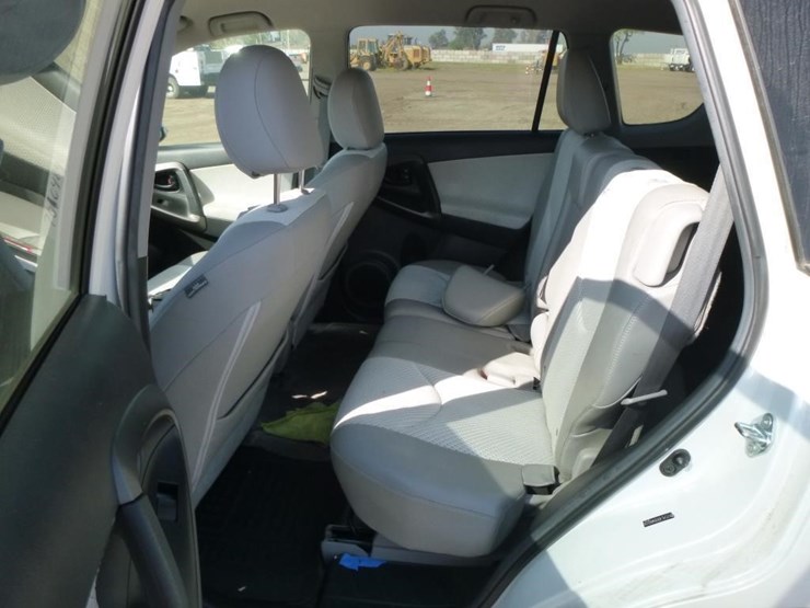 2014-toyota-rav4-image-8