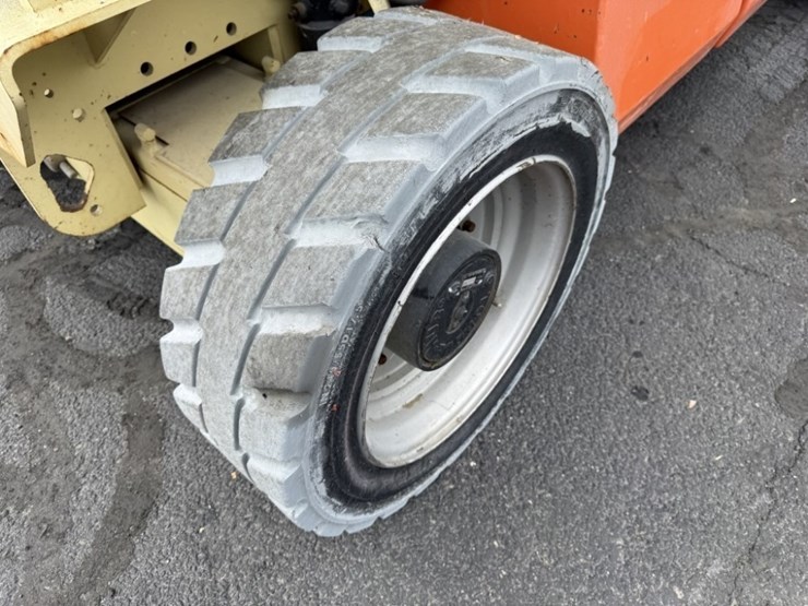 2014-jlg-4069le-image-11