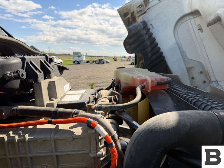 2012-freightliner-cascadia-125-image-56