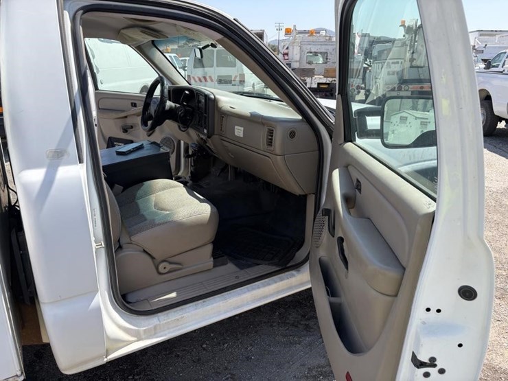 2004-chevrolet-silverado-2500hd-image-10