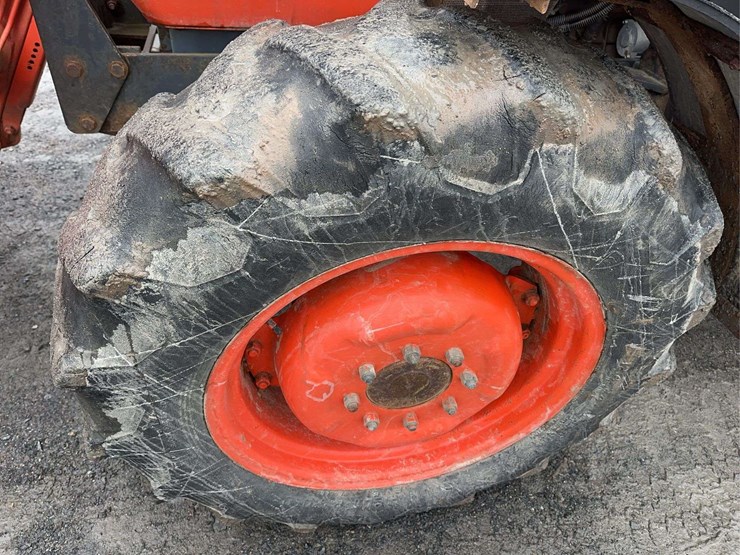 2001-kubota-m9000-image-10