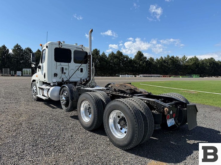 2012-freightliner-cascadia-125-image-3