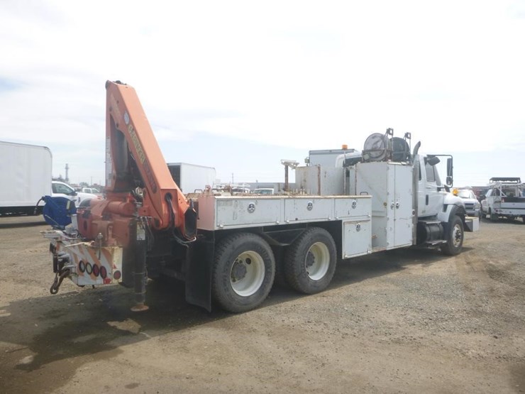 2009-international-7400-image-3