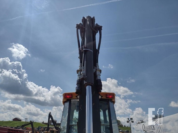 2010-deere-310j-image-37