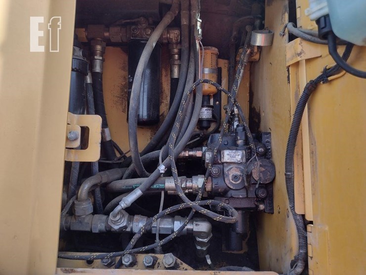 2005-deere-700h-xlt-image-33