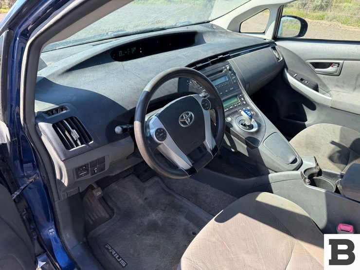 2011-toyota-prius-hatchback-image-25