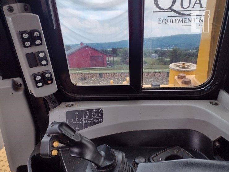 2015-caterpillar-d6t-xl-image-8