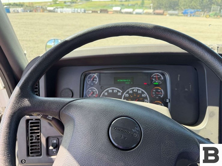 2016-freightliner-m2-bobtail-tractor-truck-image-49