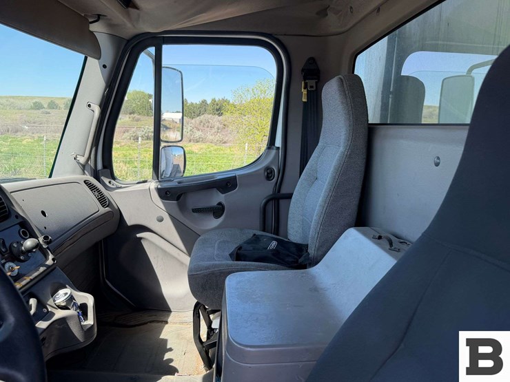 2009-freightliner-m2-box-van-truck-image-60