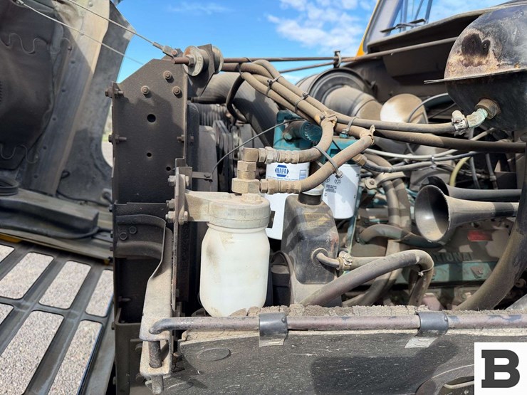 1985-international-1854-flatbed-truck-image-37