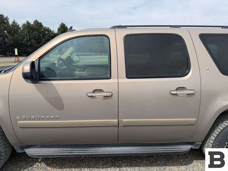 2007-chevrolet-suburban-1500-image-11