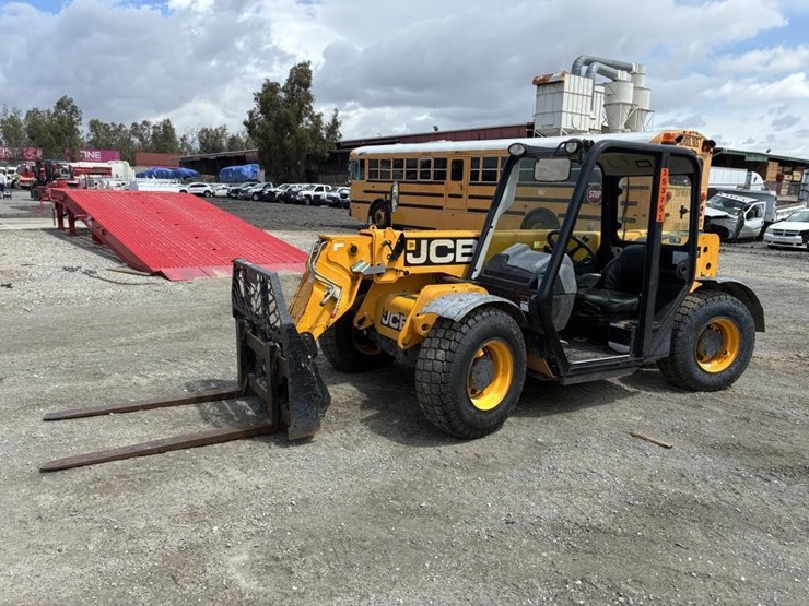 2015-jcb-525-image-1