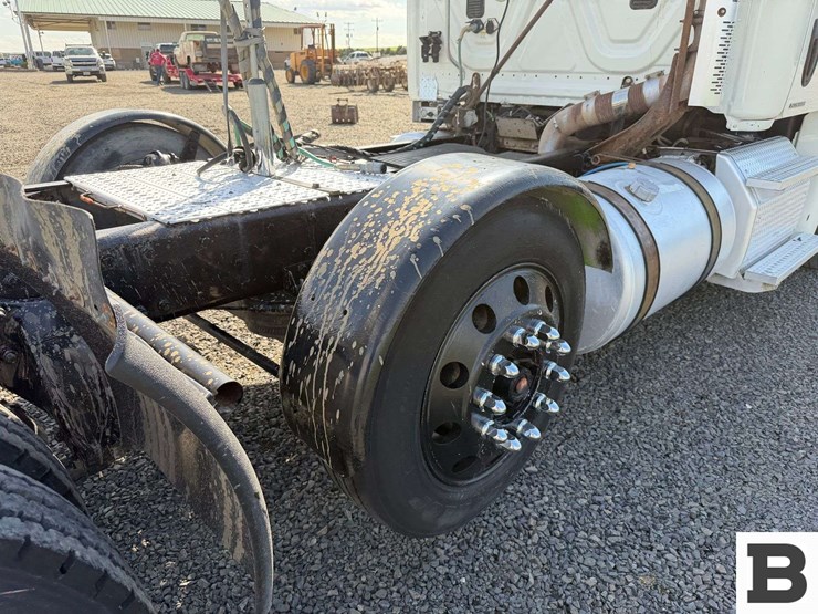 2012-freightliner-cascadia-125-image-36