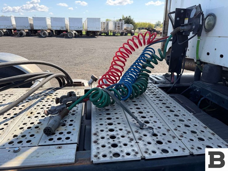 2012-freightliner-coronado-sd-tractor-truck-image-44