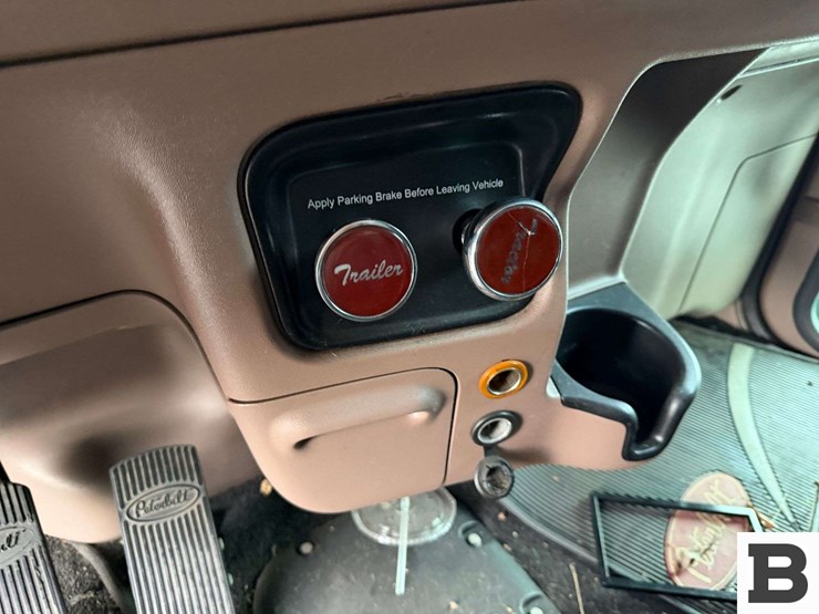 2013-peterbilt-388-image-66