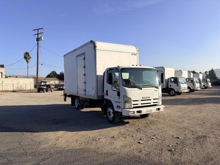 2015-isuzu-npr-image-2