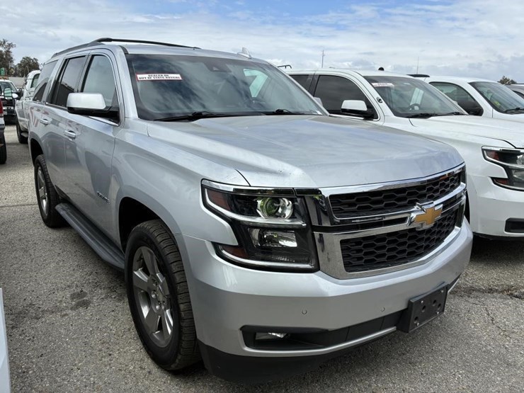 2017-chevrolet-tahoe-lt-image-2